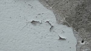 Enlever un enduit ciment sur un mur en pierre