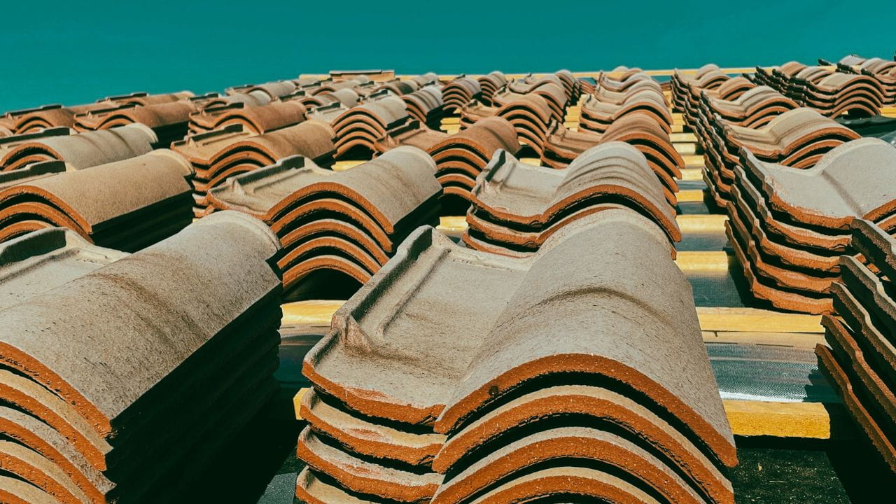 Tuile de rive universelle