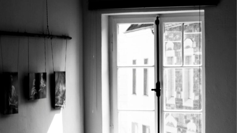 Combler l’espace entre une fenêtre et le mur