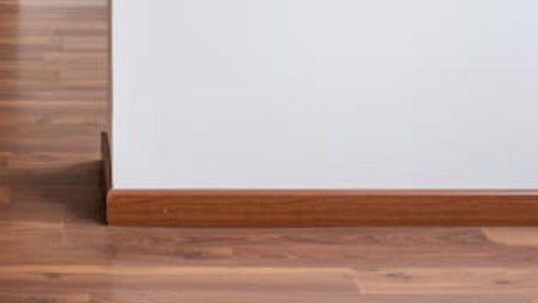 Combler l’espace entre plinthe et parquet