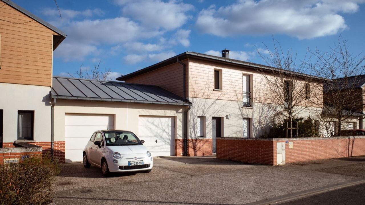 Maison mitoyenne par le garage
