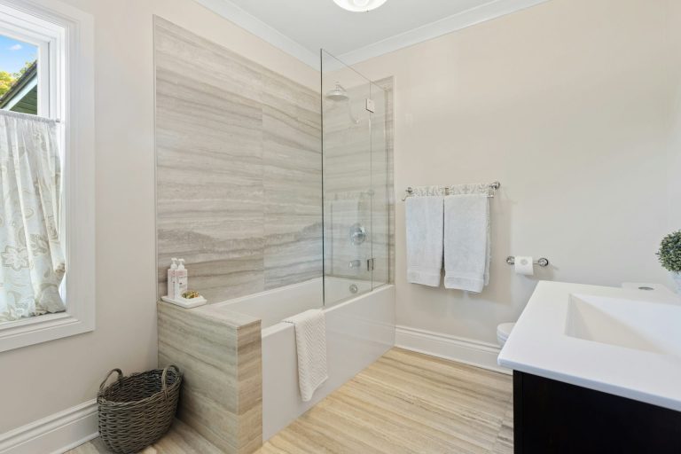 Salle de bain en travertin et bois